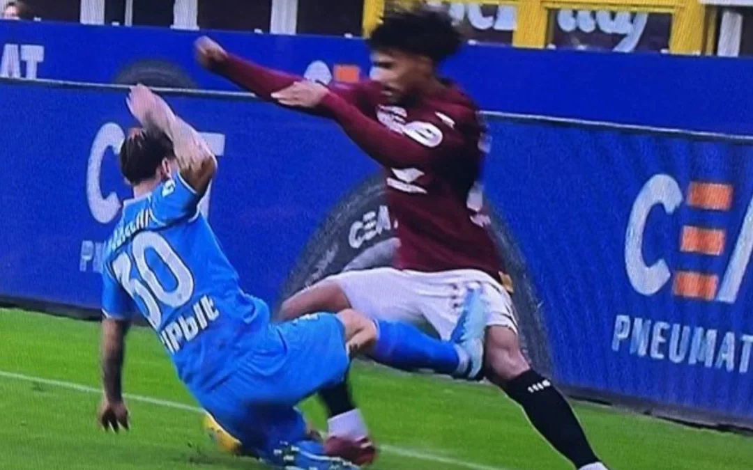 La strana domenica: c’è chi viene espulso dopo 4 minuti e chi prende 7 con la Juventus…
