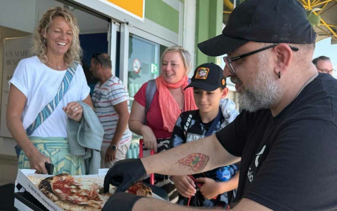 Primi turisti all’aeroporto di Bellizzi, il bellissimo gesto di un tifoso della Salernitana. Sul web: “O’Sciore? ll top”