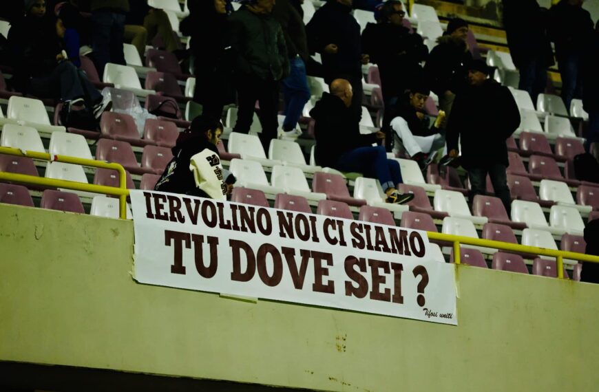 Salernitana, quale futuro? Ultras e tifosi uniti: “Salvezza non cancellerebbe gli orrori. O investono o vadano via”