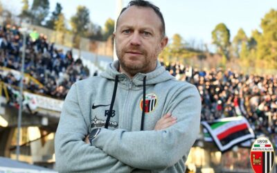 La notizia dell’esonero mentre si preparava l’allenamento. Il club ai calciatori: “Tornate a casa, ci vediamo dopo”