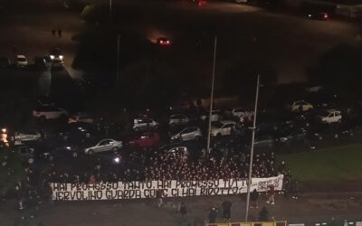 La piazza chiede a Iervolino e Faggiano di andare via. Cori e striscioni