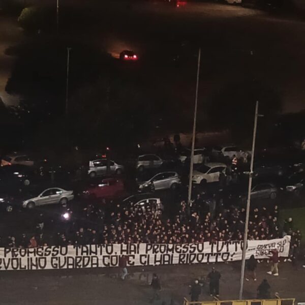 La piazza chiede a Iervolino e Faggiano di andare via. Cori e striscioni