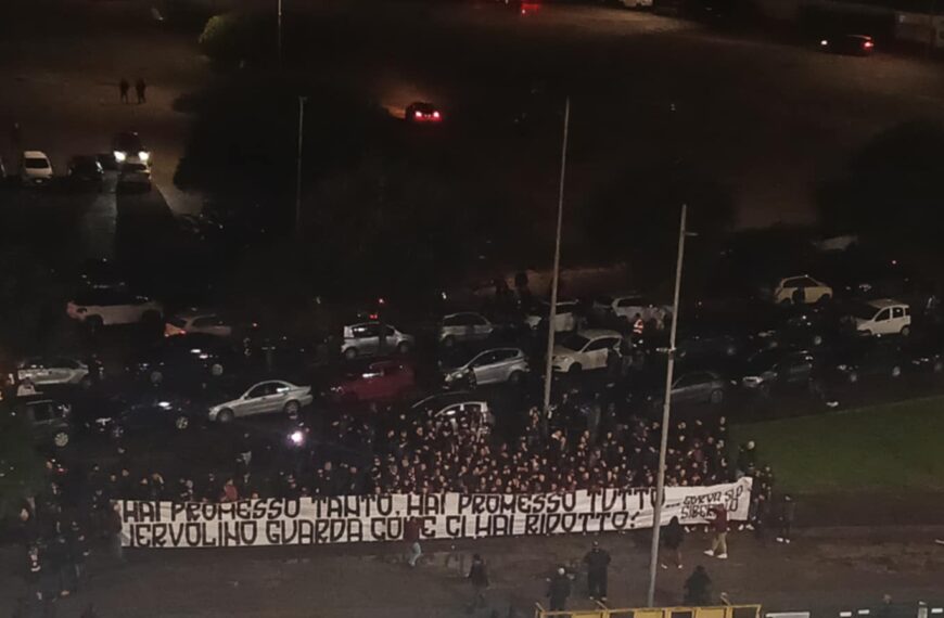 La piazza chiede a Iervolino e Faggiano di andare via. Cori e striscioni