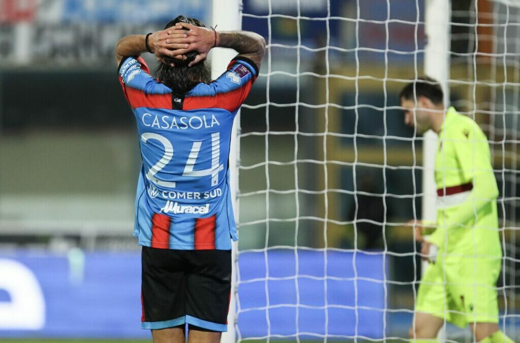 Cuore Salernitana, pari e rigore negato. Fischi per Casasola