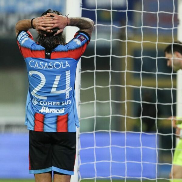 Cuore Salernitana, pari e rigore negato. Fischi per Casasola